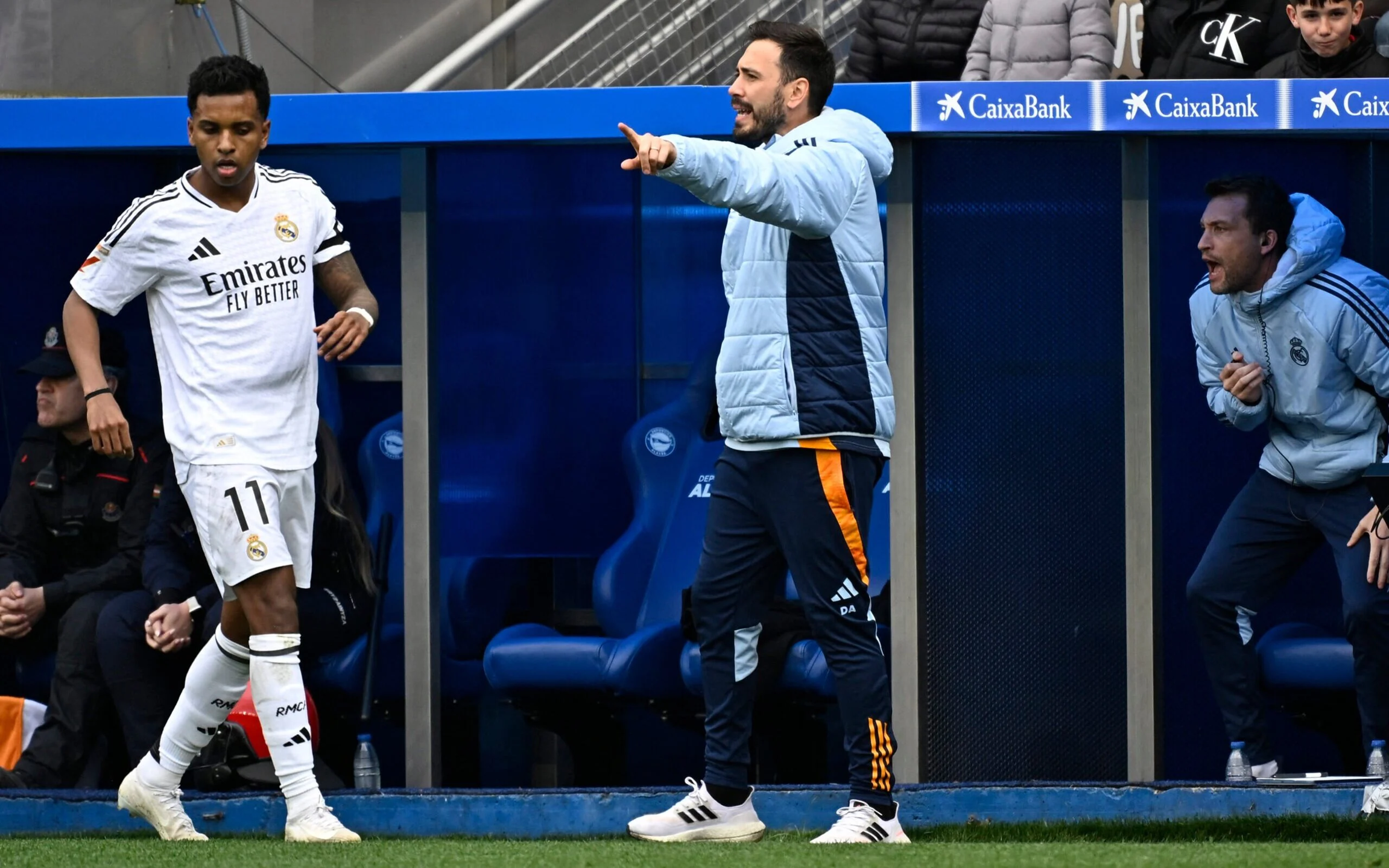 Davide Ancelotti, filho de Carlo Ancelotti, deve ser anunciado como novo técnico do Botafogo, mas continuará auxiliando o pai no comando da seleção brasileira