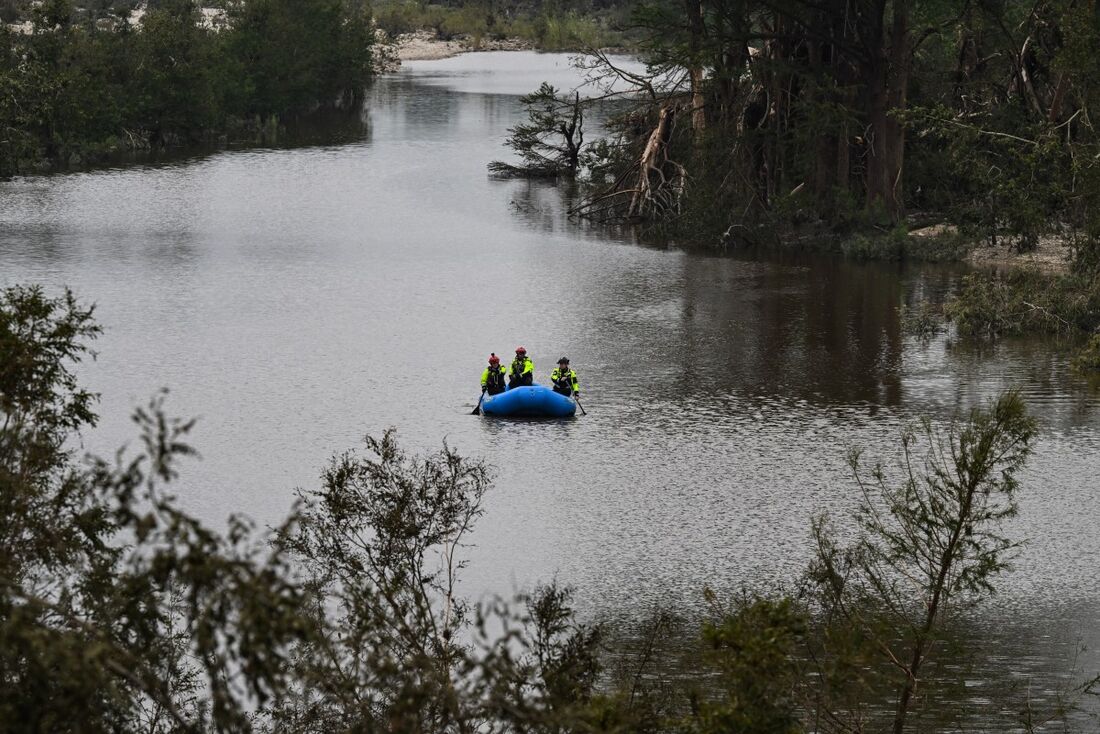 Equipe de busca procura por vítimas no Texas