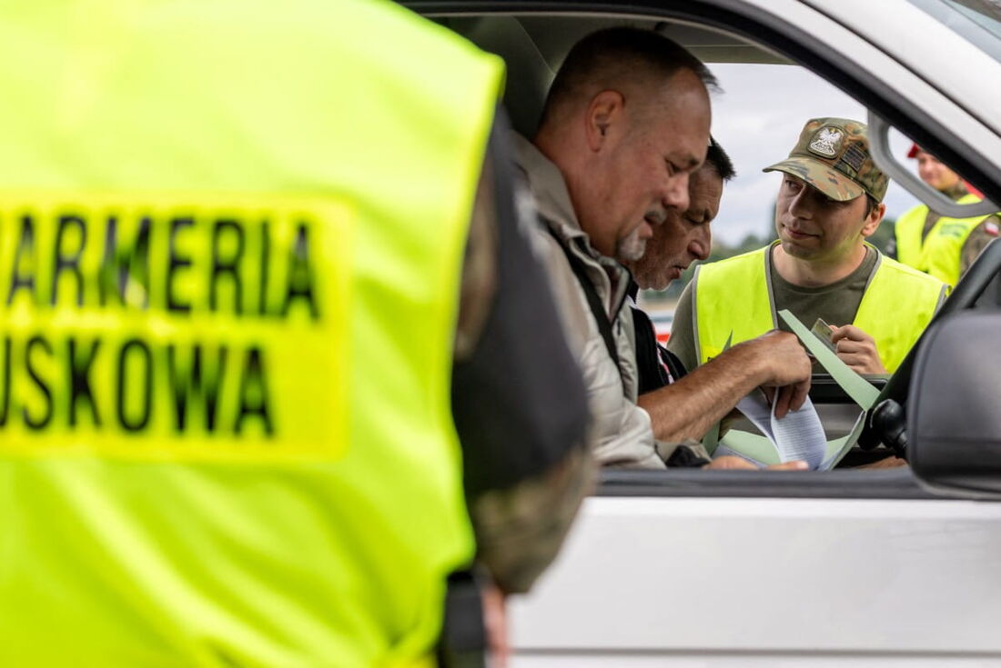 Guardas de fronteira poloneses verificando a identidade dos motoristas e seus carros na fronteira entre a Polônia e a Alemanha