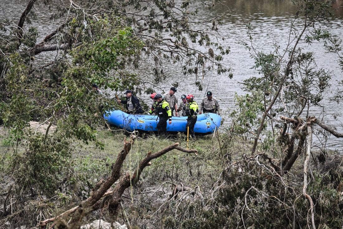 Vários rios transbordaram, inundando rodovias, residências e infraestruturas