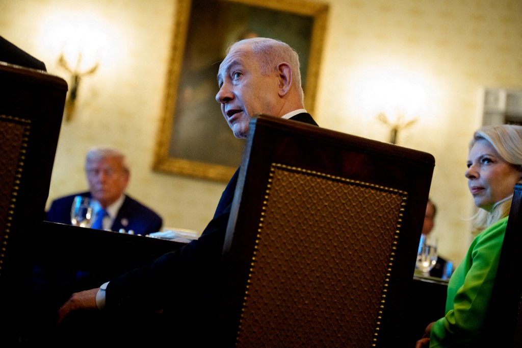 O primeiro-ministro israelense Benjamin Netanyahu, acompanhado pelo presidente dos EUA, Donald Trump