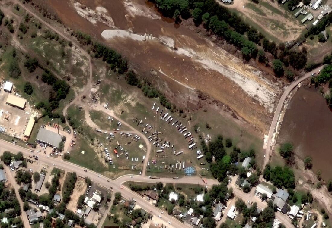 Veículos do Rio Guadalupe após graves inundações repentinas em Ingram, Texas