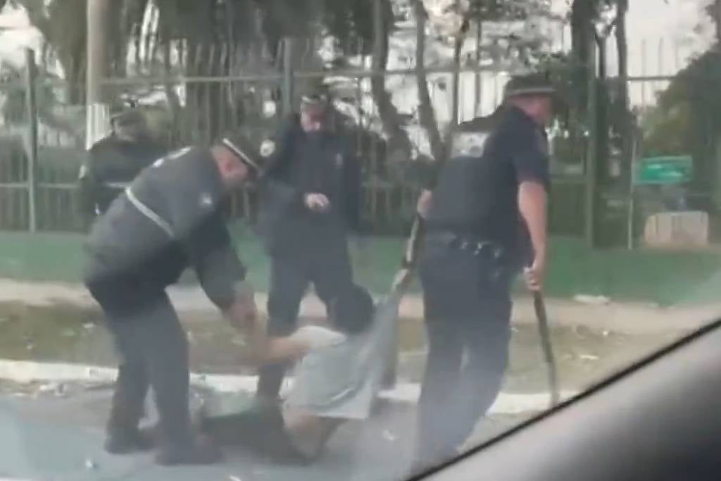 GCMs são flagrados arrastando e agredindo homem com cassetete em SP
