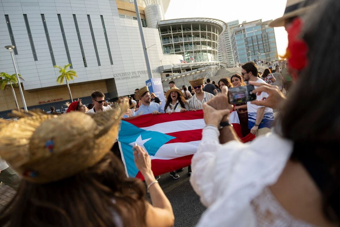 Fãs de bad Bunny seguram a bandeira de Porto Rico
