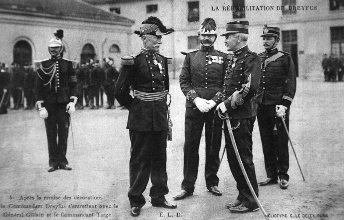  O capitão Alfred Dreyfus fala com o general Gillain, que acaba de lhe conceder a Legião de Honra, durante uma cerimônia que celebra a reabilitação de Dreyfus, no grande pátio da Escola Militar de Paris, em 21 de julho de 1906.