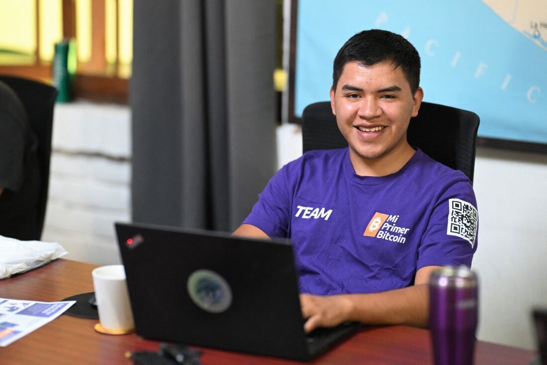 Professor salvadorenho Daniel Viana, de 20 anos, na sede da ONG My First Bitcoin, em San Salvador