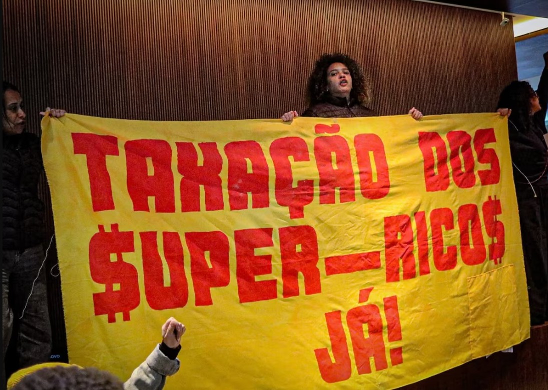 Manifestantes invadiram banco na Faria Lima por taxação de super-ricos.