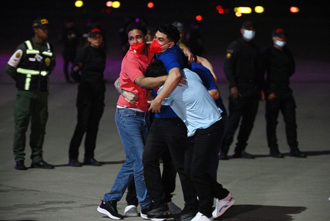 Imigrantes libertados por El Salvador chegam à Venezuela