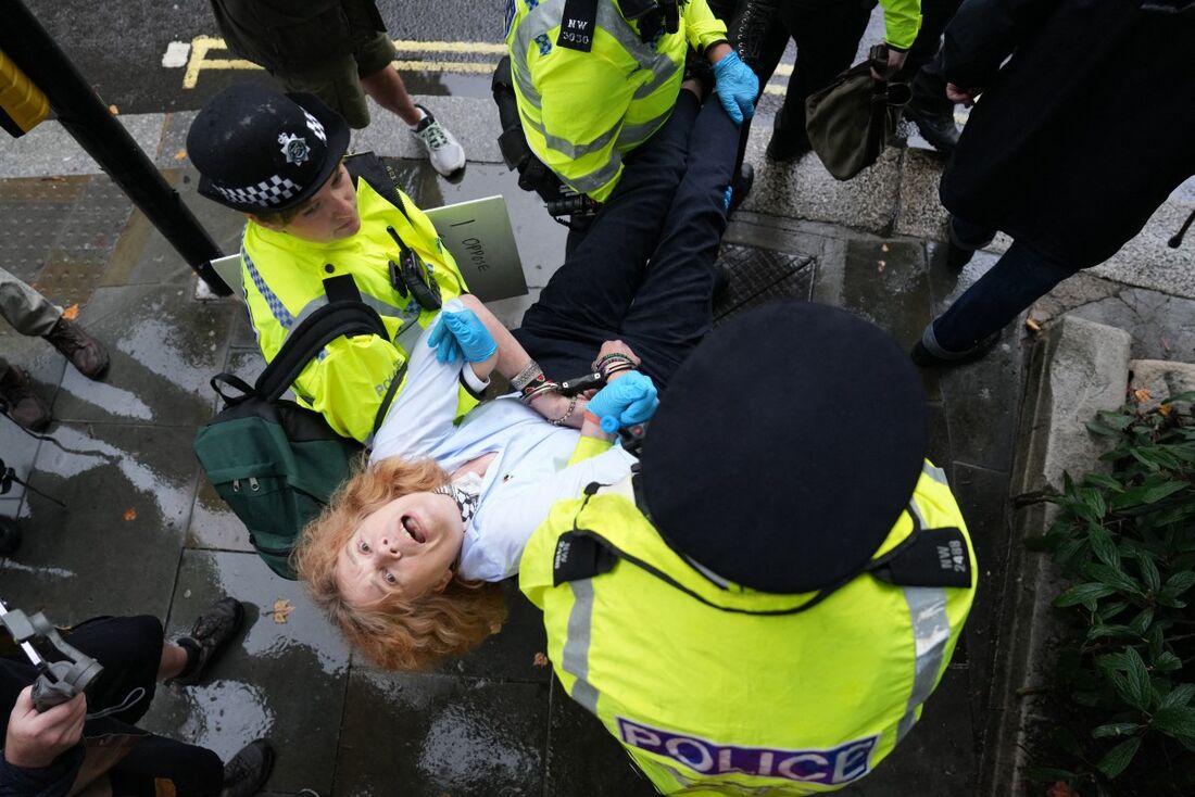 Manifestante idosa é detida em protesto