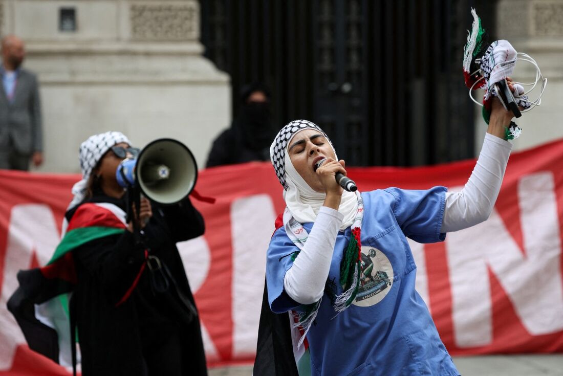 Apoiadores pró-palestinos entoam slogans enquanto se manifestam em frente ao Ministério das Relações Exteriores e da Commonwealth, no centro de Londres, em 21 de julho de 2025