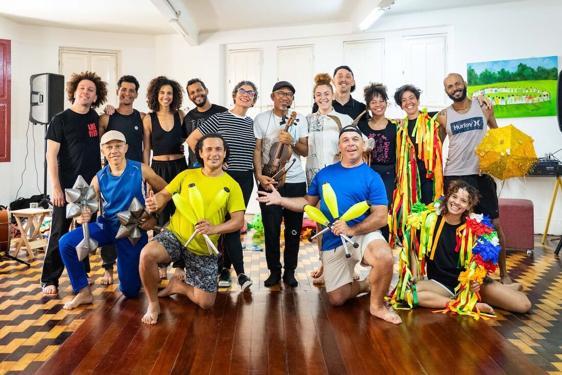 A trilha sonora é executada ao vivo por músicos que também atuam em cena