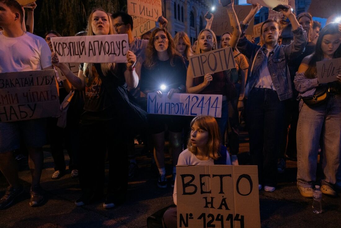 Ucranianos vão às ruas e Zelenski tem primeiro desafio interno desde começo da guerra