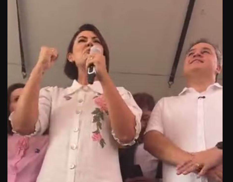  Michelle discursou para uma plateia de apoiadores do ex-presidente Jair Bolsonaro e foi enfática ao declarar apoio a Efraim