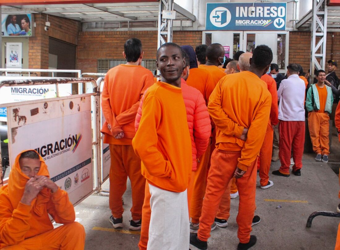 Colômbia recebe centenas de cidadãos deportados que estavam presos no Equador
