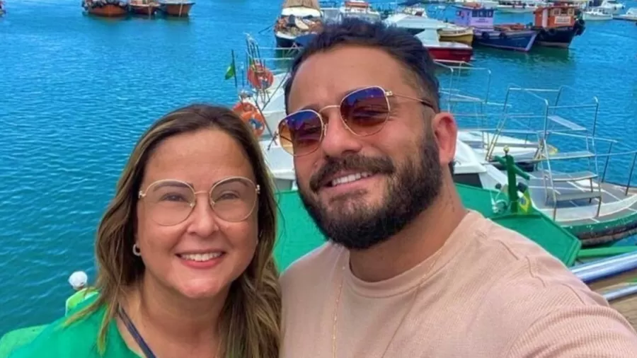 Matteos ao lado mãe