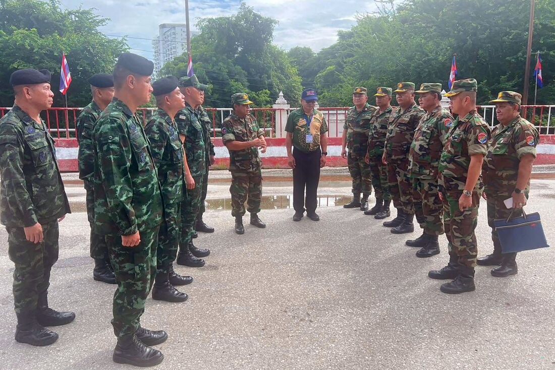 Exército Real Tailandês e Exército Real Cambojano se reúnem na fronteira entre os dois países