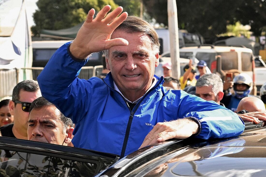 Bolsonaro participa de motociata de apoiadores