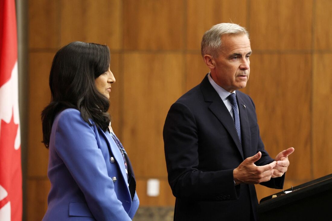Primeiro Ministro Canadense Mark Carney (dir.) e Ministra de Assuntos Internacionais Anita Anand (esq.)