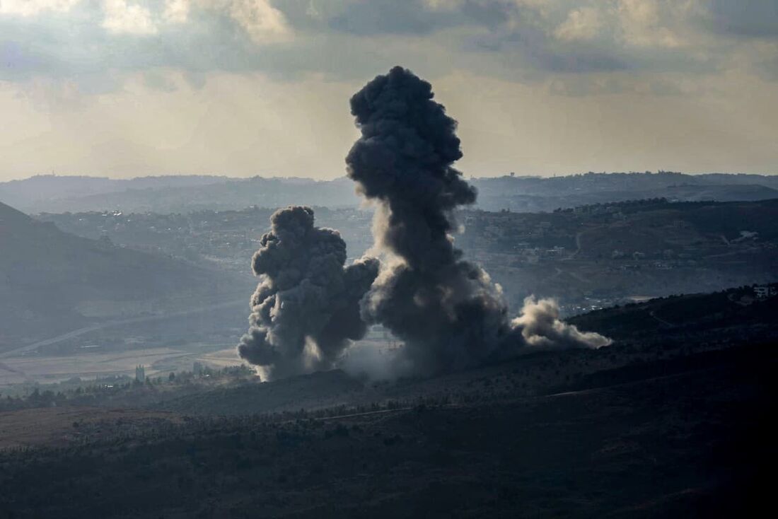Fumaça subindo da área de al-Dimashqiyeh após um ataque aéreo israelense em 31 de julho de 2025. 