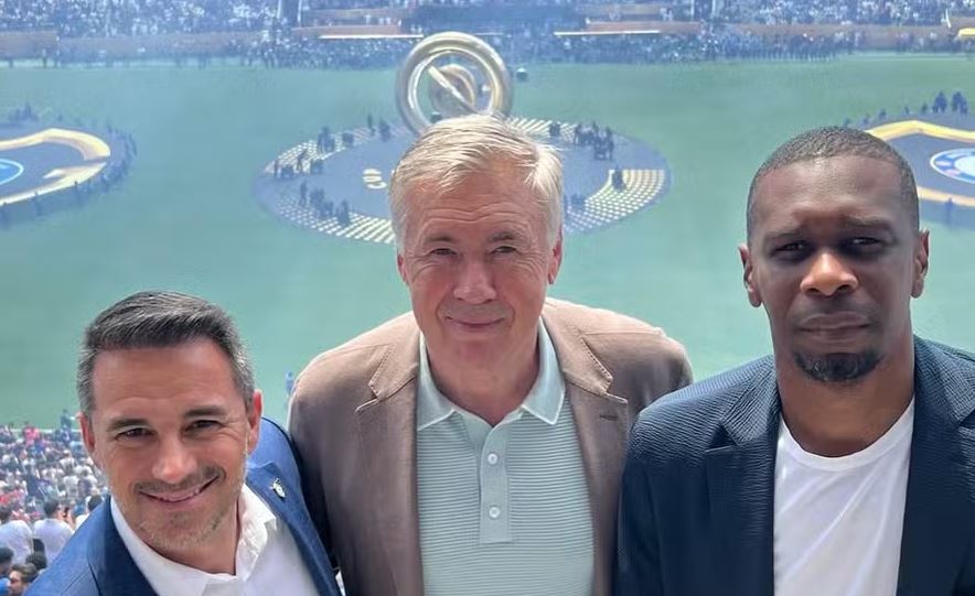 O técnico da seleção Carlo Ancelotti, entre o coordenador geral Rodrigo Caetano e o coordenador técnico Juan, durante a final da Copa de Clubes 