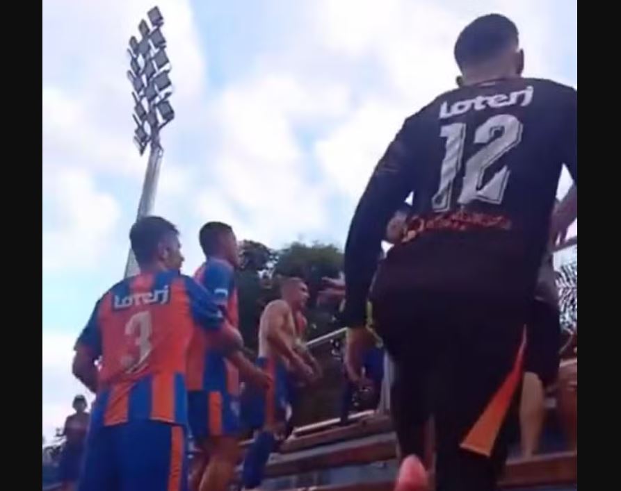 Jogadores do Duque de Caxias partem para cima dos torcedores