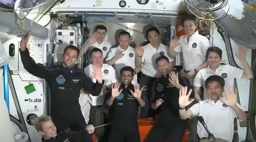 Astronautas de Índia, Polônia, Hungria e EUA retornam à Terra após missão no espaço