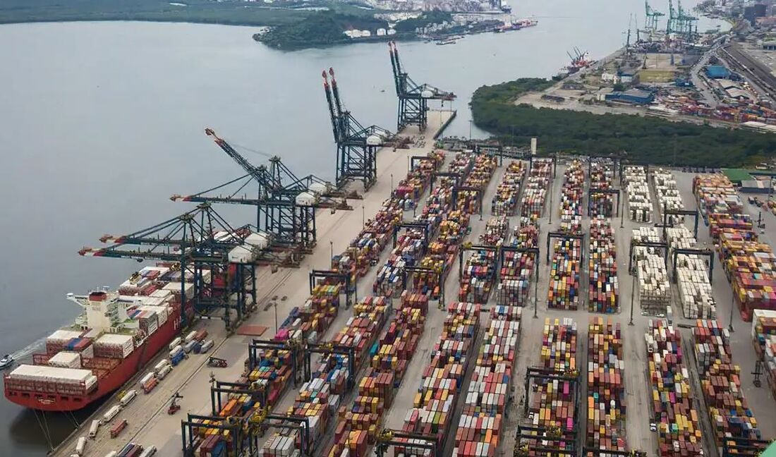 Enquanto a participação americana nas nossas exportações caiu 51%, a da China, atualmente o principal parceiro comercial do Brasil, aumentou mais de oito vezes, indo de 3,3% para 28%