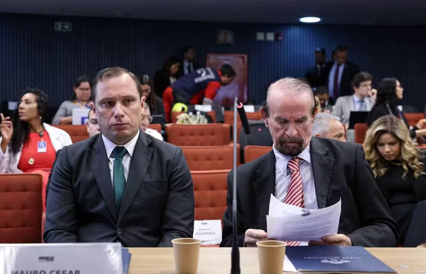 Mauro Cid ao lado do advogado, Dr. Cezar Roberto Bitencourt, em interrogatório de ação penal da trama golpista 