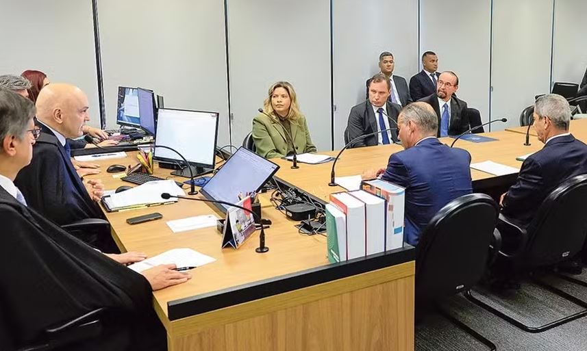 Mauro Cid e Braga Netto durante acareação no STF