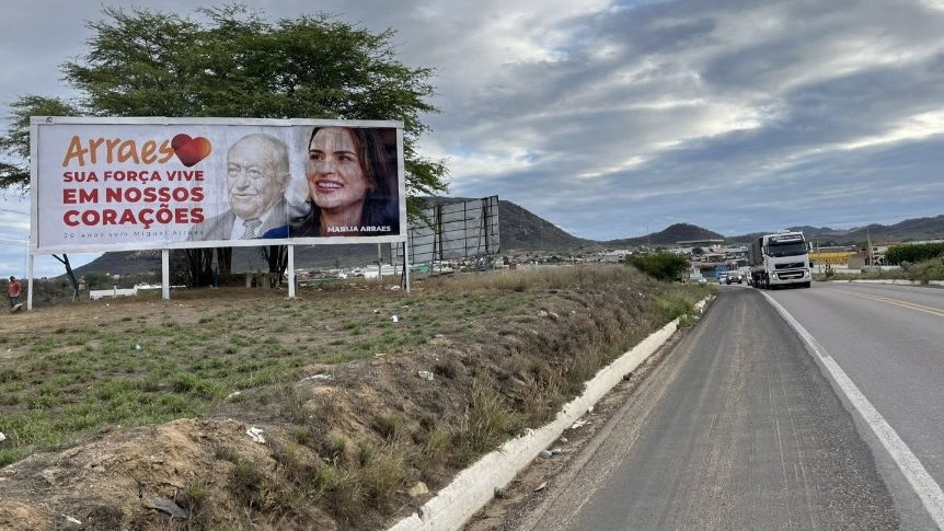 Marília Arraes homenageia o avô com outdoors pelo interior do estado. Iniciativa marca os 20 anos da morte de Miguel Arraes