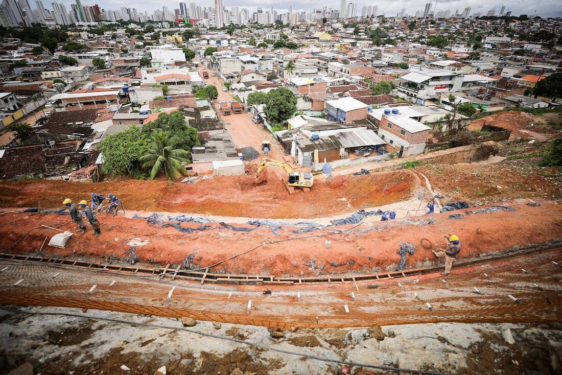Obra de contenção de encosta é realizada em Água Fria, no Recife