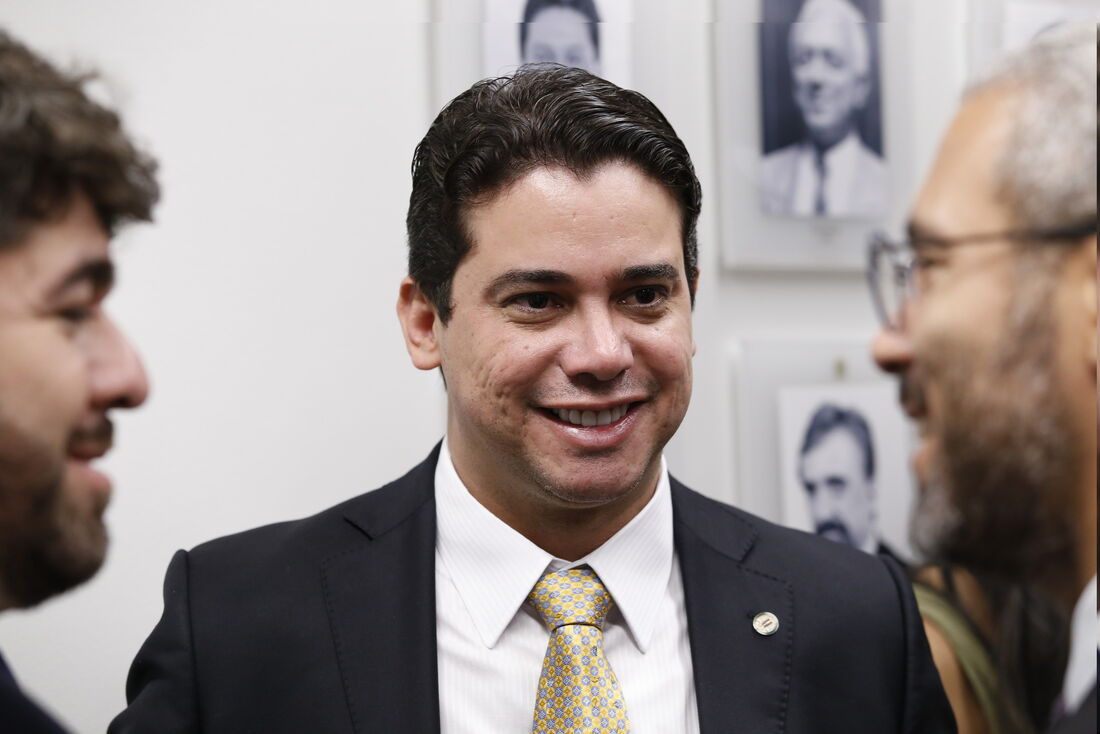 Deputado Federal Junior Mano é alvo de investigação por desvios em licitações