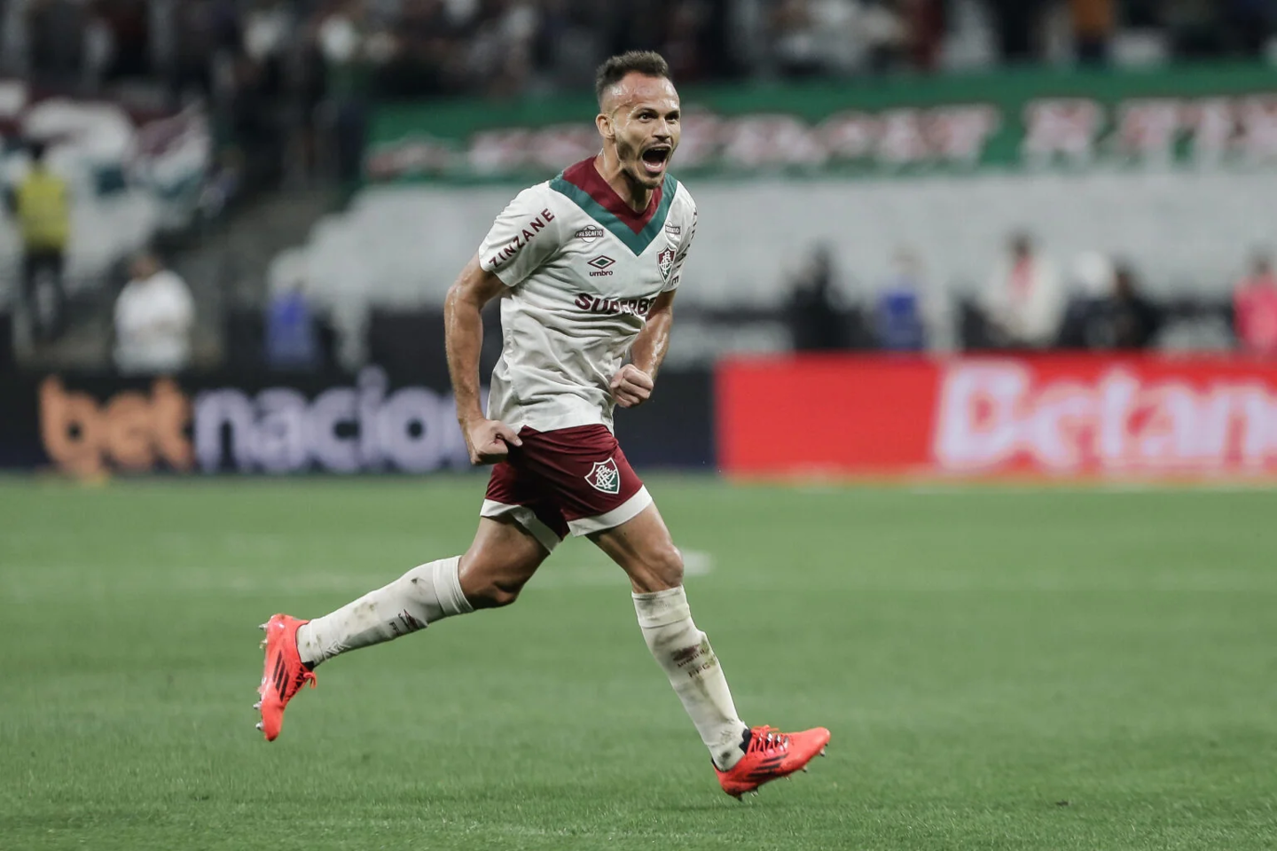 Renê cumpriu suspensão na vitória do Fluminense sobre o Al-Hilal pelas quartas de final da Copa do Mundo de Clubes