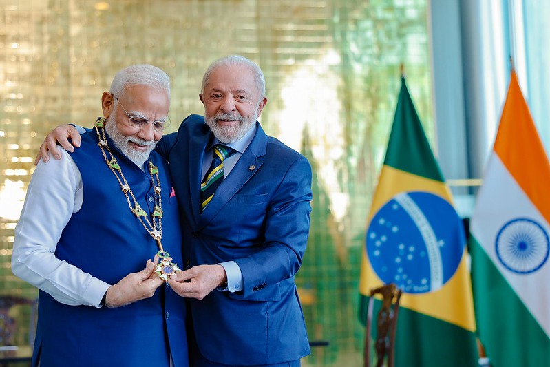 Lula recebe Modi, acena com fábrica da Embraer e diz que Brics "não aceita" reclamação de Trump