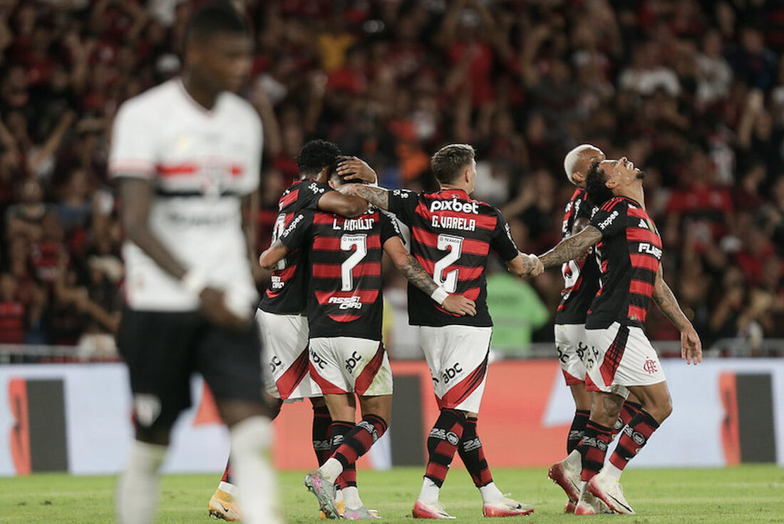 Flamengo vence São Paulo por 2 a 0