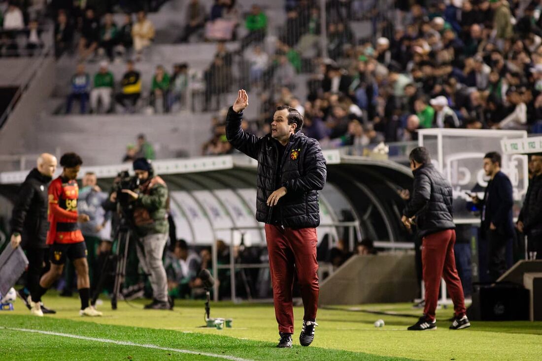 Daniel Paulista, técnico do Sport, indica que equipe deve ser bastante alterada para a próxima partida
