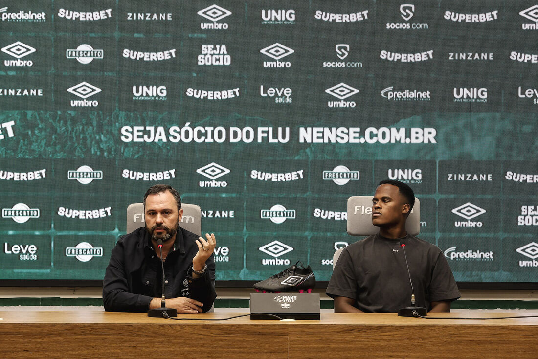 Mário Bittencourt, presidente do Fluminense, e Jhon Arias durante a coletiva de despedida do jogador colombiano