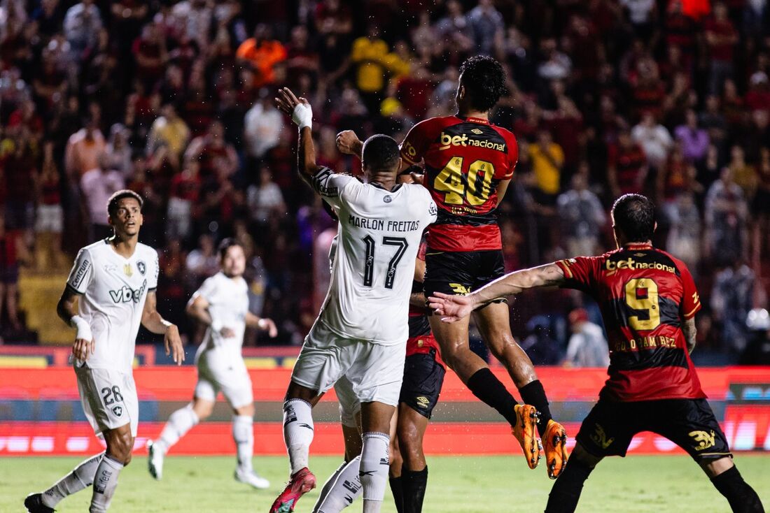 Ramon tenta cabeçada em jogo contra o Botafogo