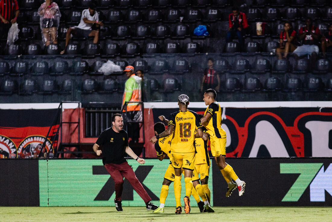 Daniel Paulista, treinador do Sport, celebra gol com jogadores do Leão da Ilha