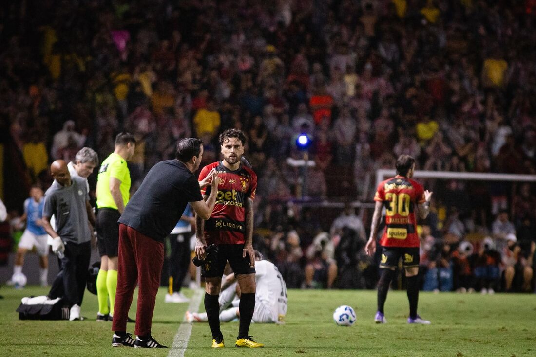 Daniel Paulista, técnico do Sport, com o meia Lucas Lima