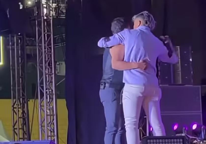 Homem abraça Zezé Di Camargo após invadir palco 