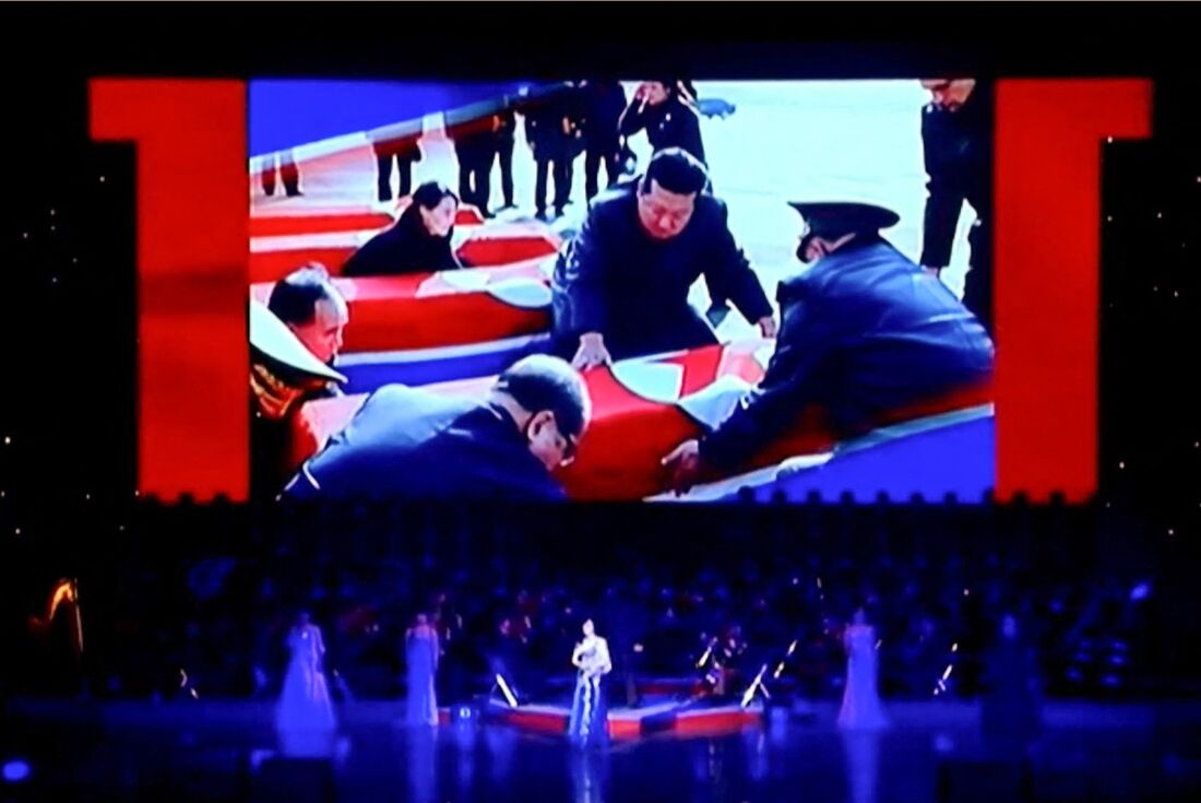 O líder da Coreia do Norte, Kim Jong Un, olhando para caixões durante uma apresentação assistida por Kim e pela ministra da Cultura russa, Olga Lyubimova, em Pyongyang