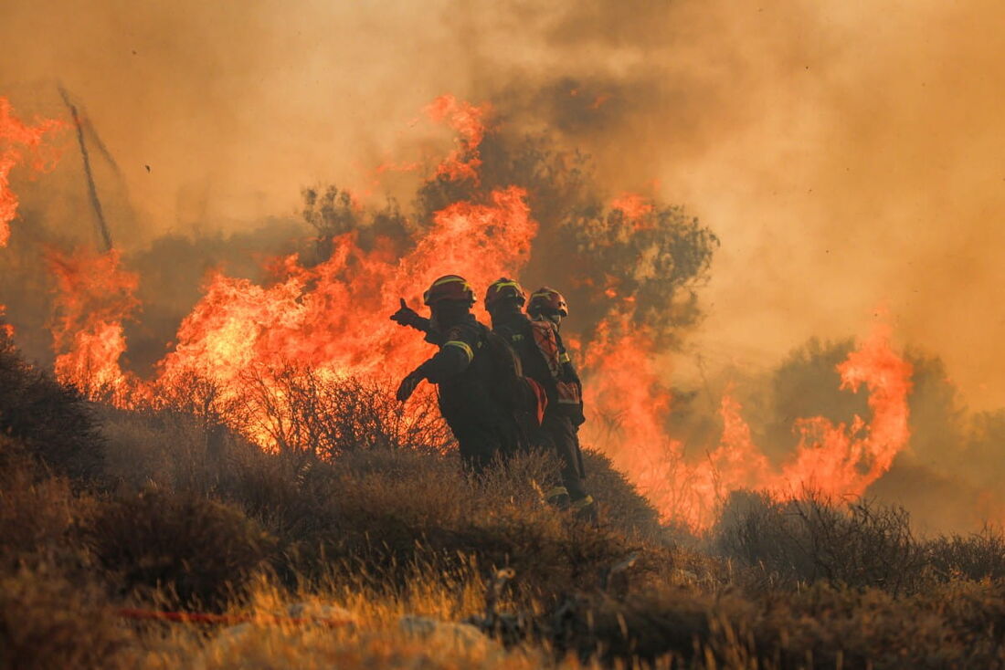 Bombeiros lutam contra um incêndio florestal que irrompeu em Ierápetra, na ilha de Creta, no sul da Grécia