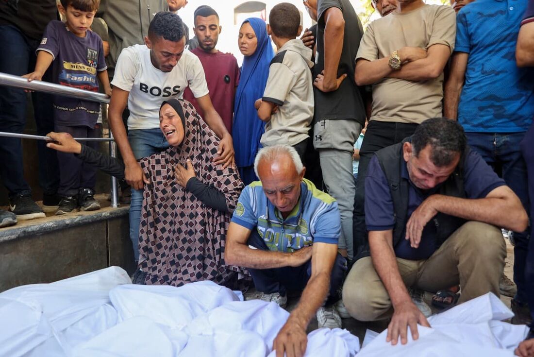 Palestinos deslocados pela guerra, antes de um cortejo fúnebre no hospital al-Shifa na Cidade de Gaza