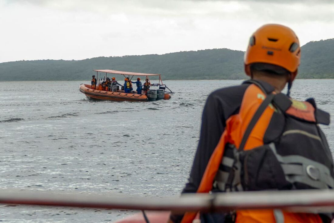 Equipes de resgate procuram vítimas desaparecidas de um acidente de balsa nas águas do Estreito de Bali, em Jembrana, Bali