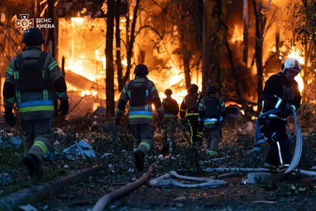 Um incêndio no local de um ataque de drones e mísseis russos na capital da Ucrânia, Kyiv