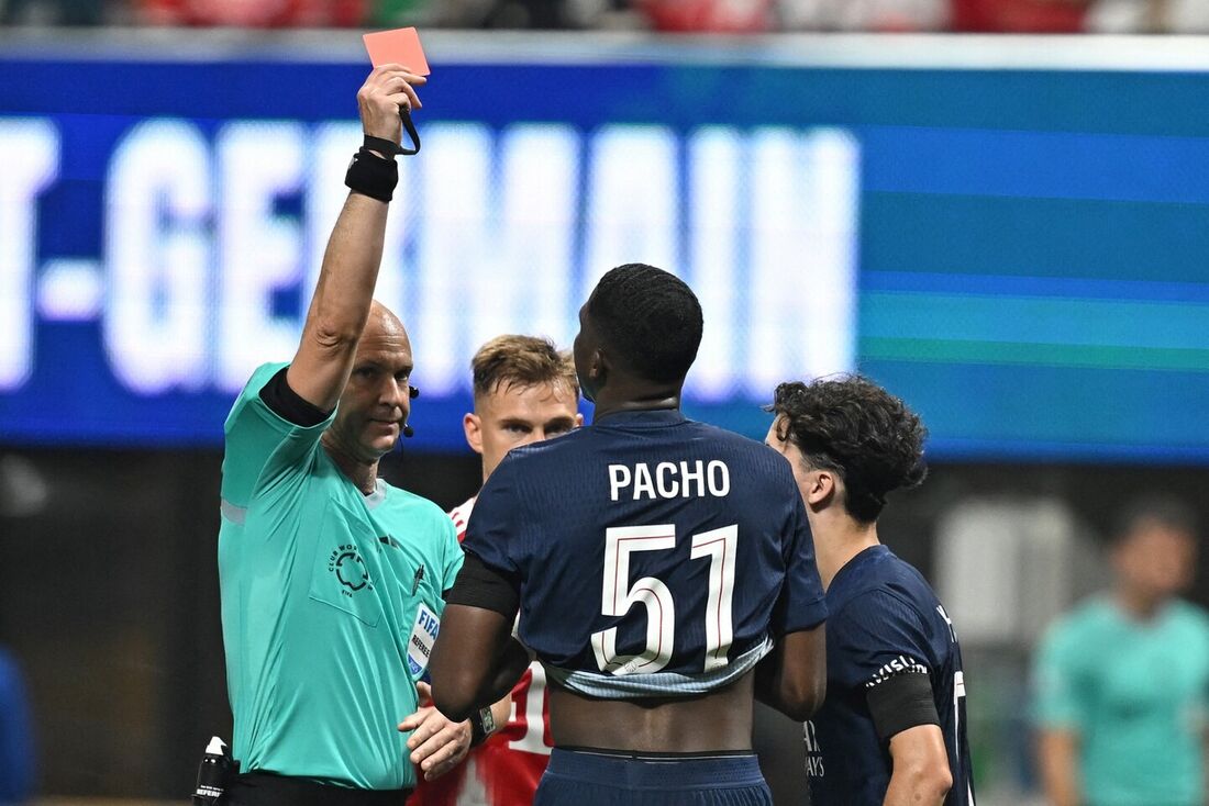 WIlliam Pacho, jogador do Paris Saint-Germain, ficará fora da final da Copa do Mundo de Clubes em caso de classificação do time francês por suspensão