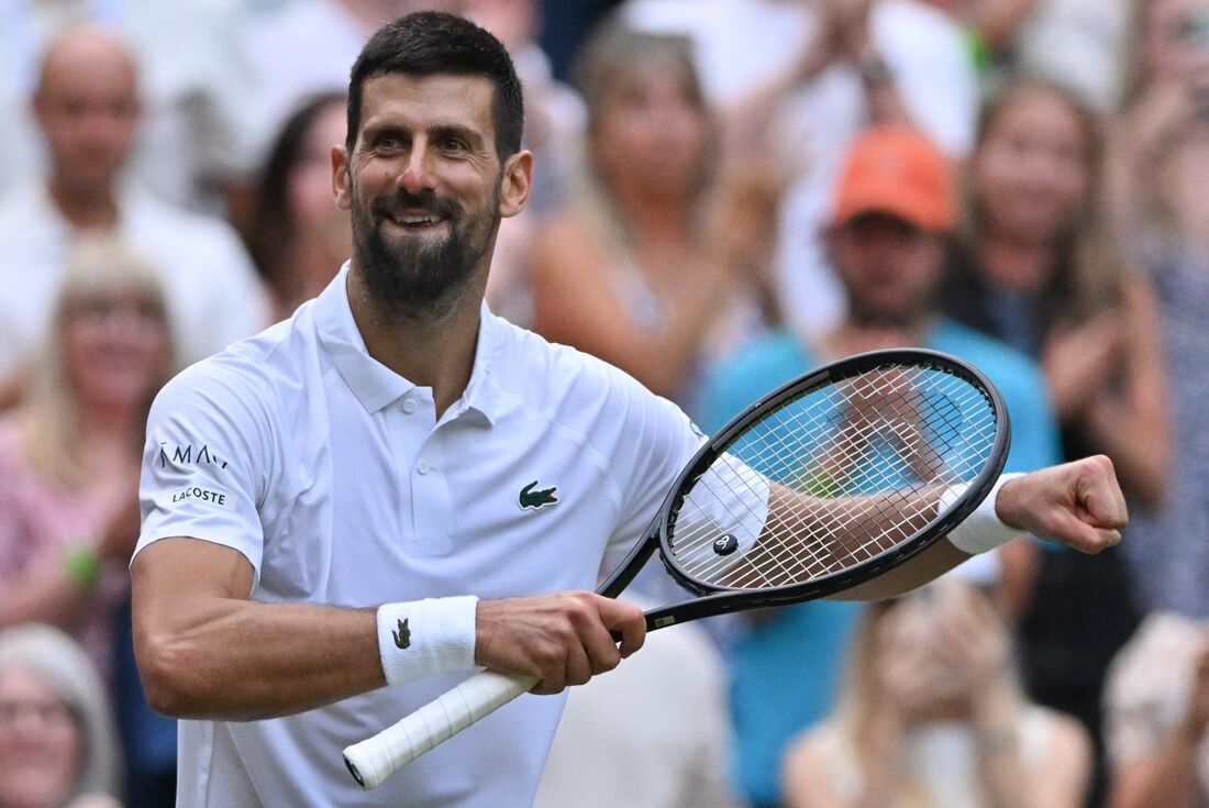 Novak Djokovic celebra a vitória na terceira rodada de Wimbledon, a sua centésima no torneio