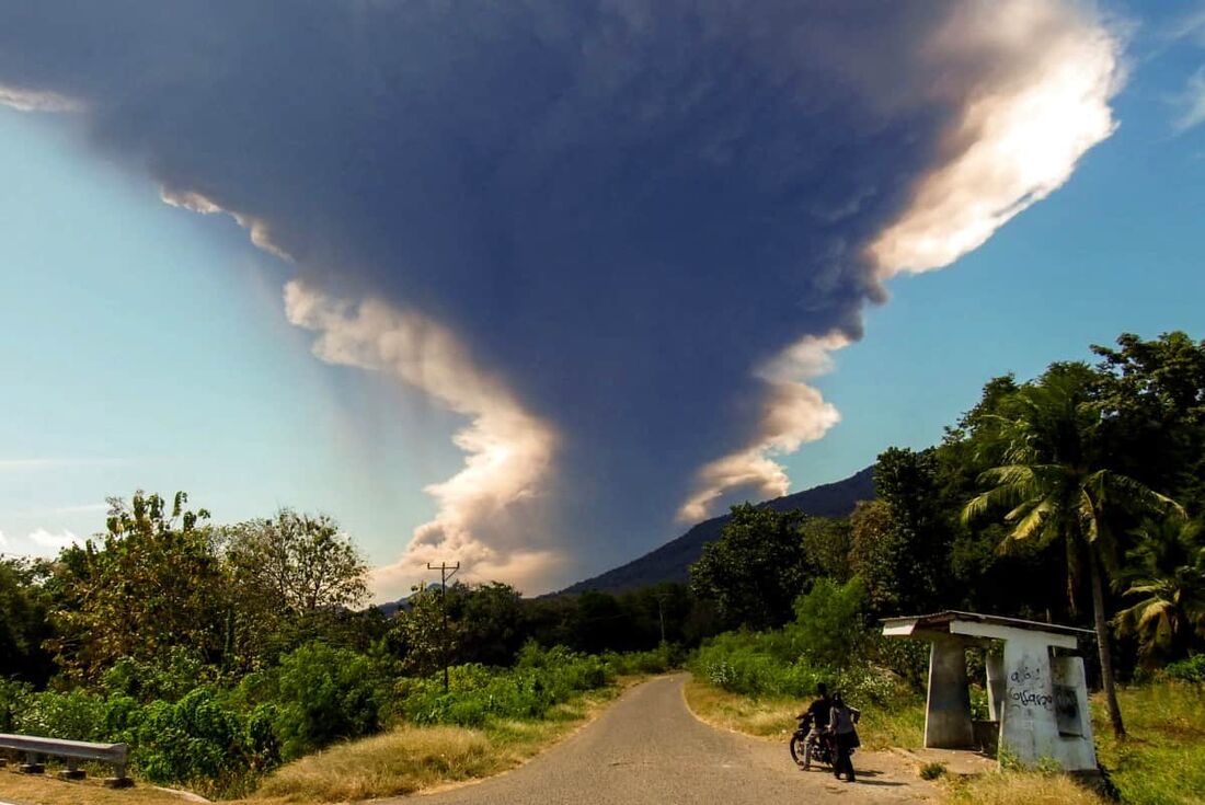 Vulcão em erupção na Indonésia