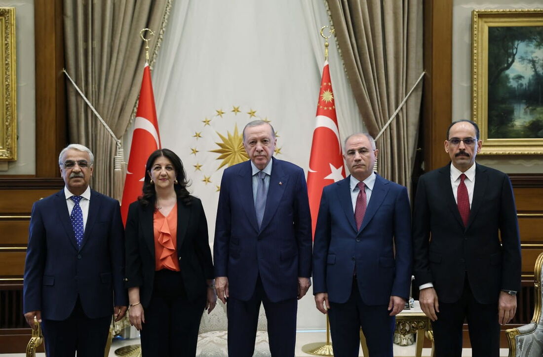 O presidente da Turquia (centro), os parlamentares do partido turco pró-curdo Igualdade e Democracia (DEM), o chefe da Inteligência turca, e o vice-presidente